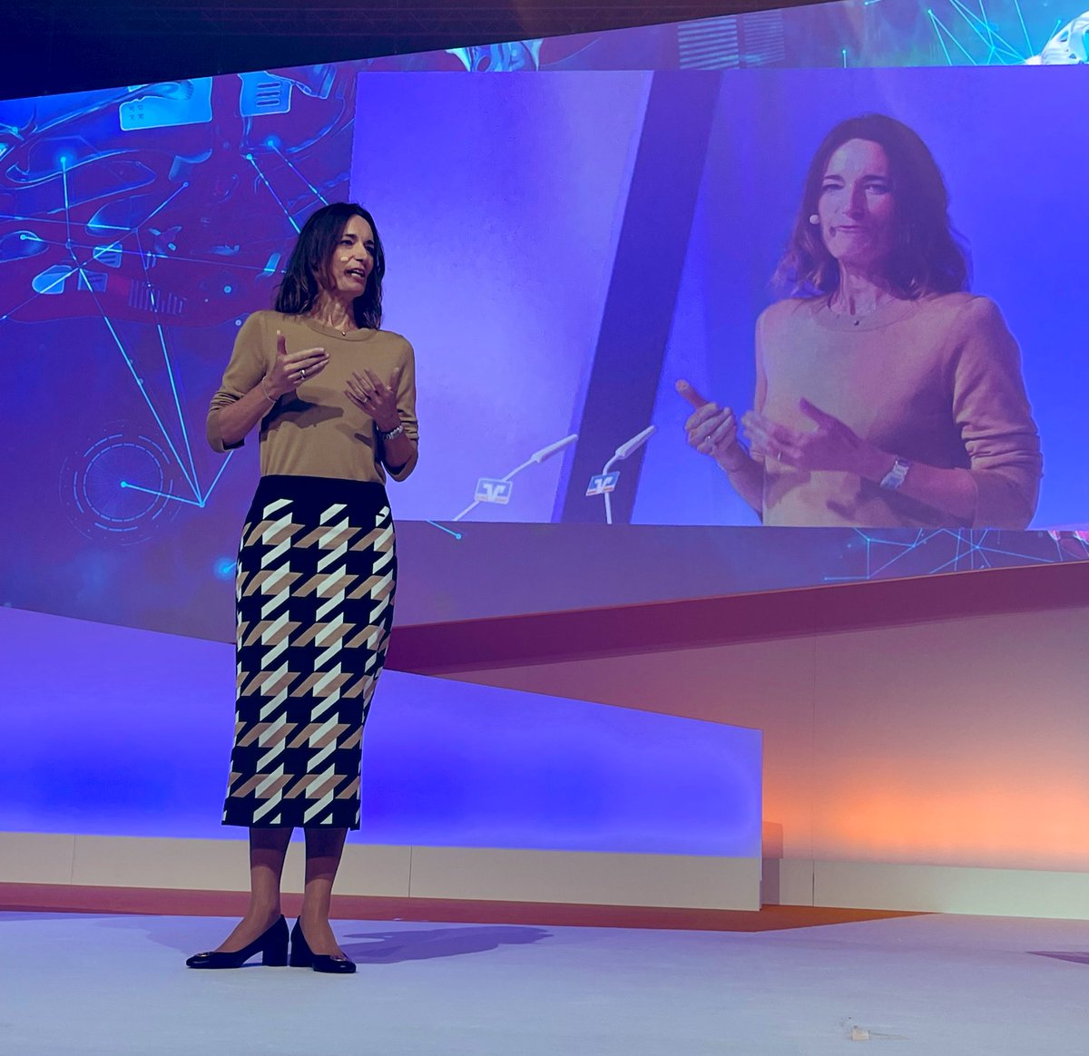 Christine Rupp, Geschäftsführerin von IBM Deutschland, appelliert an das Publikum, generative KI als Chance zu sehen für die Entwicklungen neuer Geschäftsmodelle. Gleichzeitig ermutigt sie die Banker:innen beim Wirtschaftstag: Bringen Sie Ihre Mitarbeitenden auf Stand.