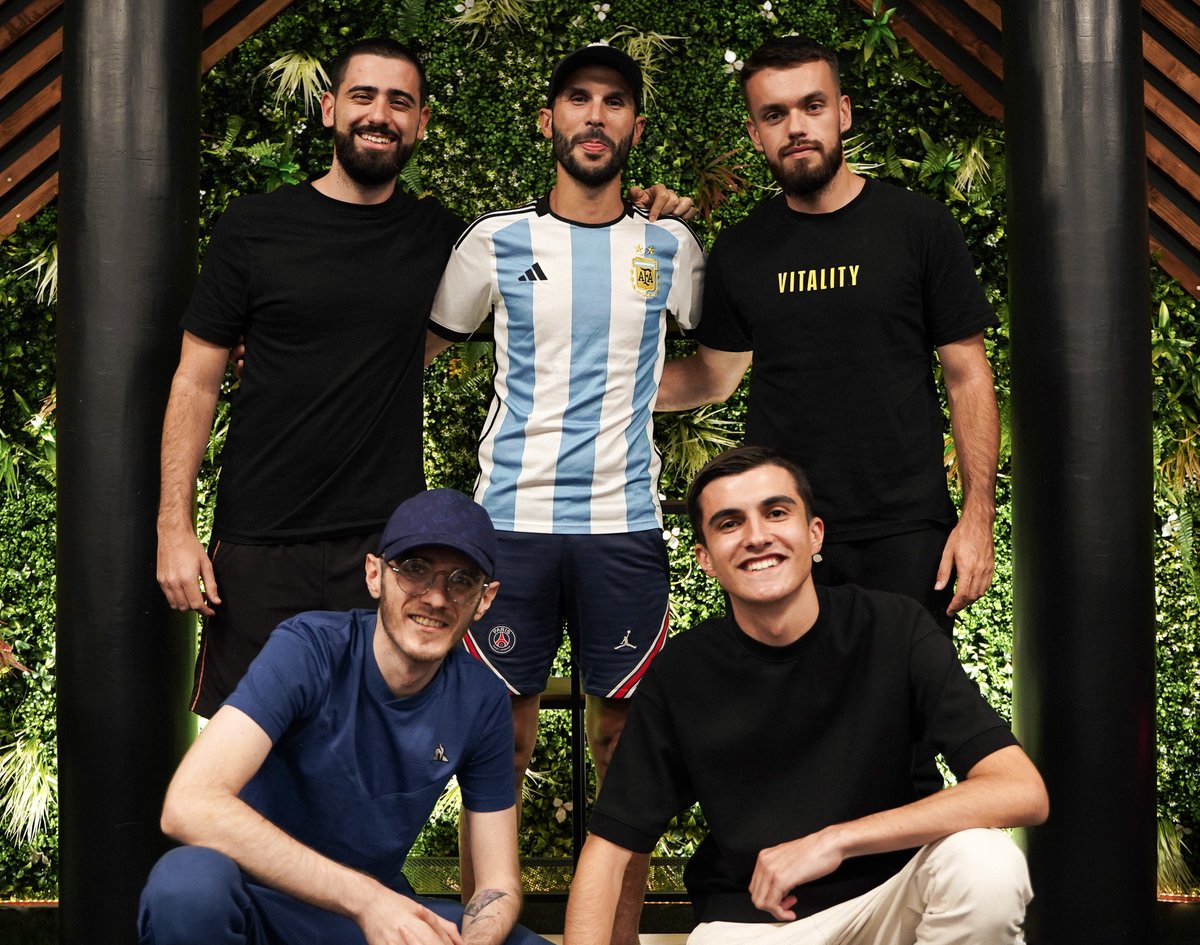 Fin du Premier Événement de la TEAM CAMÉRAS 🎥❤️

Je voulais juste vous dire Merci à tous, vous avez été d'un soutien extraordinaire cette semaine 🤗

Big up à mes frères qui vont bien me manquer &amp; à <a href="/HomynoCC/">Homyno 🐉</a> pour la réalisation du projet ✌️

On se revoit tous TRÈS VITE 👀👀