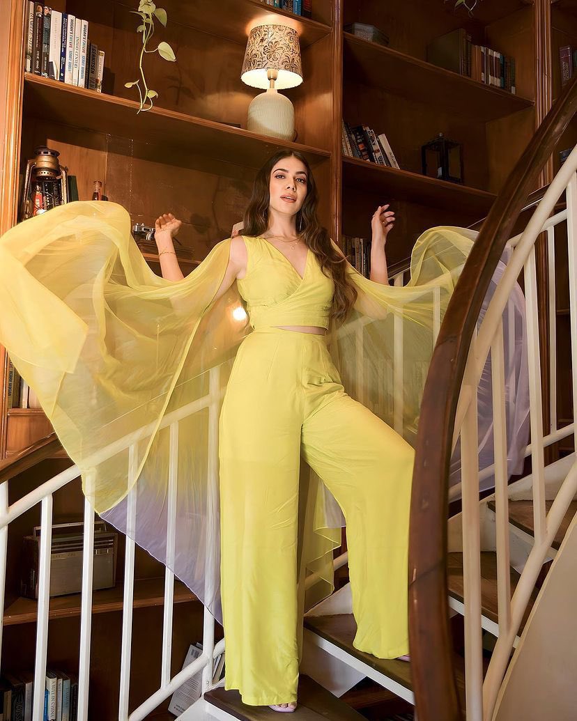 GlitzVision_USA's tweet photo. "Radiating Sunshine! ☀️ Palak Purswani Stuns in Yellow 💛 #PalakPurswani #Fashion #SunshineStyle #Radiant https://t.co/AHC0k3C6Ca