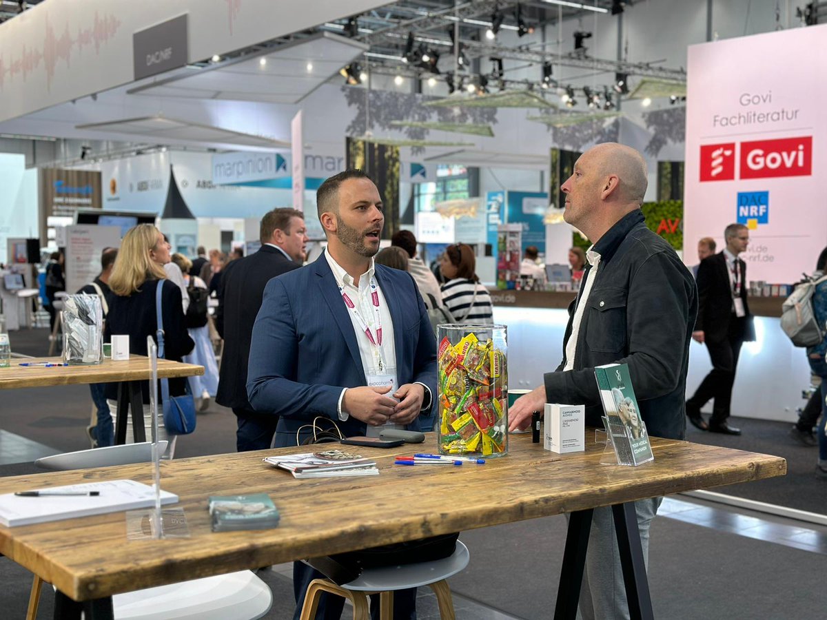 hapapharm's tweet photo. Gelungener Start in die #Expopharm23! Morgen früh um 10 Uhr haben Sie die Chance, Apotheker Alexander Daske live zu erleben, der die neuen HAPA 2.0 Darreichungsformen am HAPA-Stand präsentieren wird. 
Wo? Halle 1, Stand B18 - Unverfehlbar. Wann? 10 Uhr.  Kommen Sie vorbei! https://t.co/7HNyuava9c