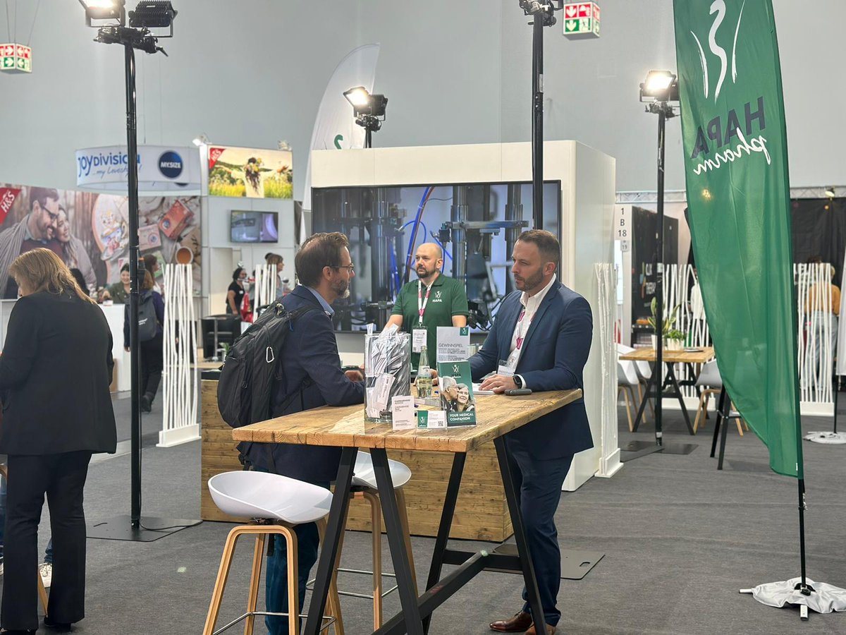 hapapharm's tweet photo. Gelungener Start in die #Expopharm23! Morgen früh um 10 Uhr haben Sie die Chance, Apotheker Alexander Daske live zu erleben, der die neuen HAPA 2.0 Darreichungsformen am HAPA-Stand präsentieren wird. 
Wo? Halle 1, Stand B18 - Unverfehlbar. Wann? 10 Uhr.  Kommen Sie vorbei! https://t.co/7HNyuava9c