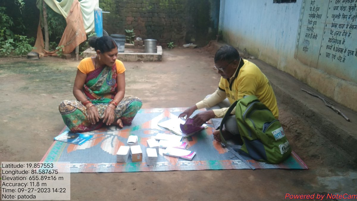 एंबेड फैमिली हेल्थ इंडिया जिला कोंडागांव विकासखंड फरसगांव ग्राम बैल में मितानिन सप्लाई सटाक और रजिस्टर भरने सिखाते हुए