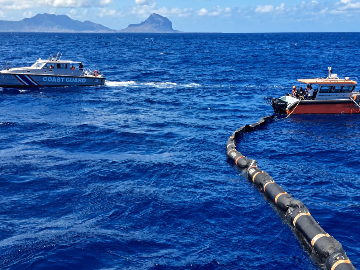 commission_coi's tweet photo. #MASEPOLREX23 2j de simulation de pollution en mer ➡️ 🚤 CSG Barracuda de la National Coast Guard 🇲🇺 en action avec déploiement des bouées, surveillance sur site, coordination avec les centres d'opération #COI #NDRMC @RCOC_Center @RMIFCenter https://t.co/M3eVIlgRBI