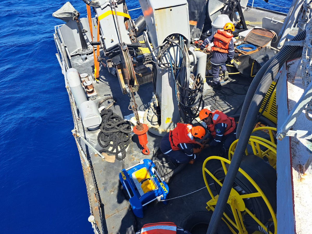 commission_coi's tweet photo. #MASEPOLREX23 2j de simulation de pollution en mer ➡️ 🚤 CSG Barracuda de la National Coast Guard 🇲🇺 en action avec déploiement des bouées, surveillance sur site, coordination avec les centres d'opération #COI #NDRMC @RCOC_Center @RMIFCenter https://t.co/M3eVIlgRBI