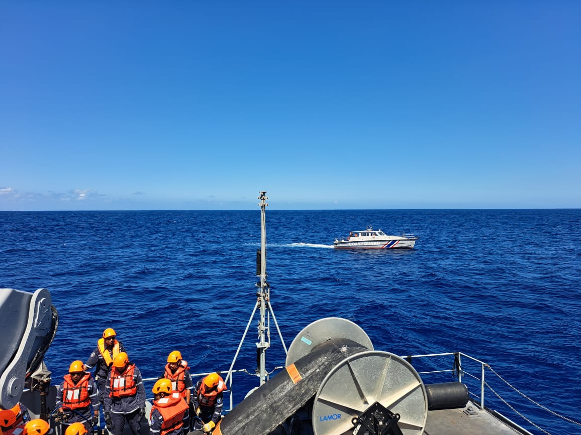 commission_coi's tweet photo. #MASEPOLREX23 2j de simulation de pollution en mer ➡️ 🚤 CSG Barracuda de la National Coast Guard 🇲🇺 en action avec déploiement des bouées, surveillance sur site, coordination avec les centres d'opération #COI #NDRMC @RCOC_Center @RMIFCenter https://t.co/M3eVIlgRBI