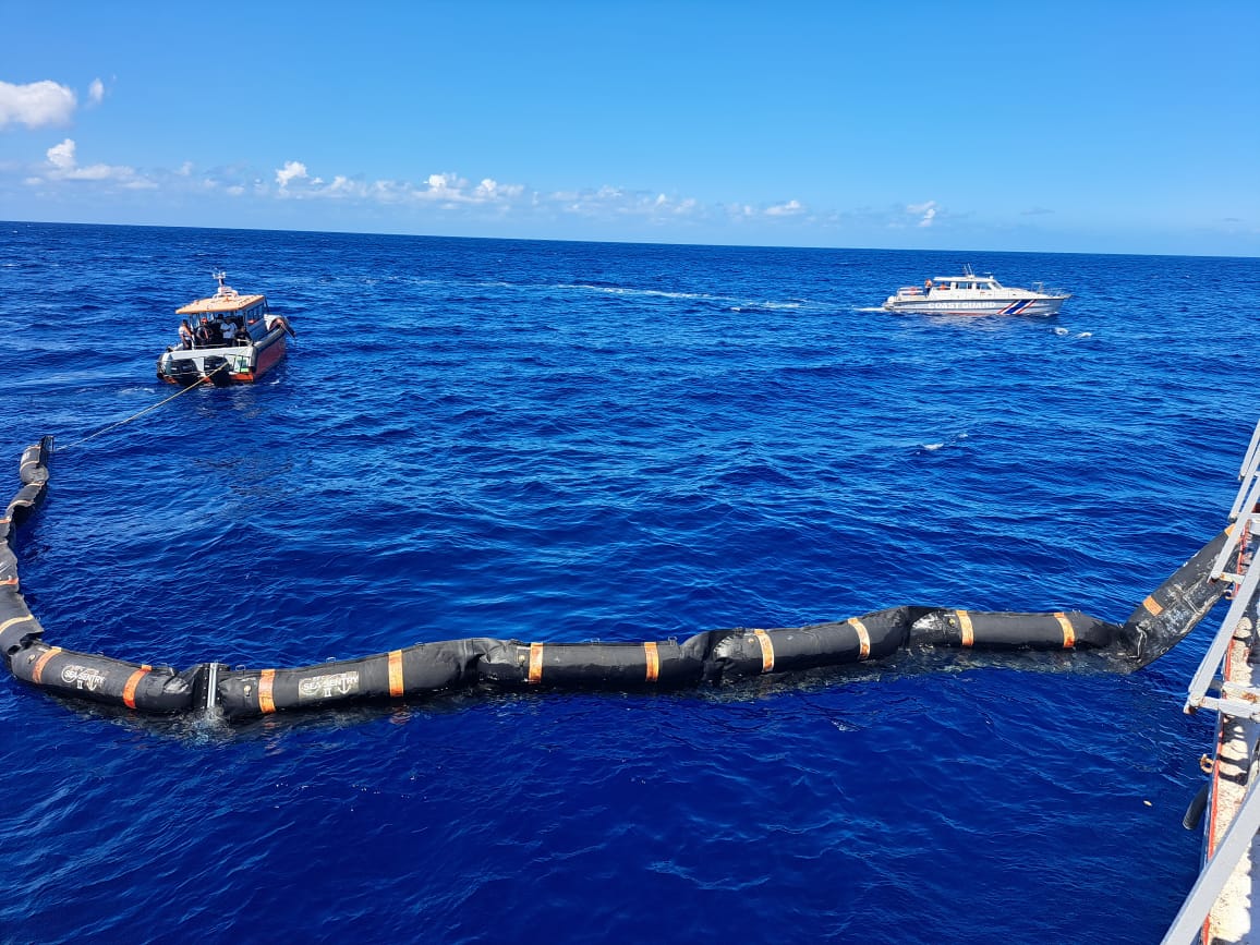 commission_coi's tweet photo. #MASEPOLREX23 2j de simulation de pollution en mer ➡️ 🚤 CSG Barracuda de la National Coast Guard 🇲🇺 en action avec déploiement des bouées, surveillance sur site, coordination avec les centres d'opération #COI #NDRMC @RCOC_Center @RMIFCenter https://t.co/M3eVIlgRBI