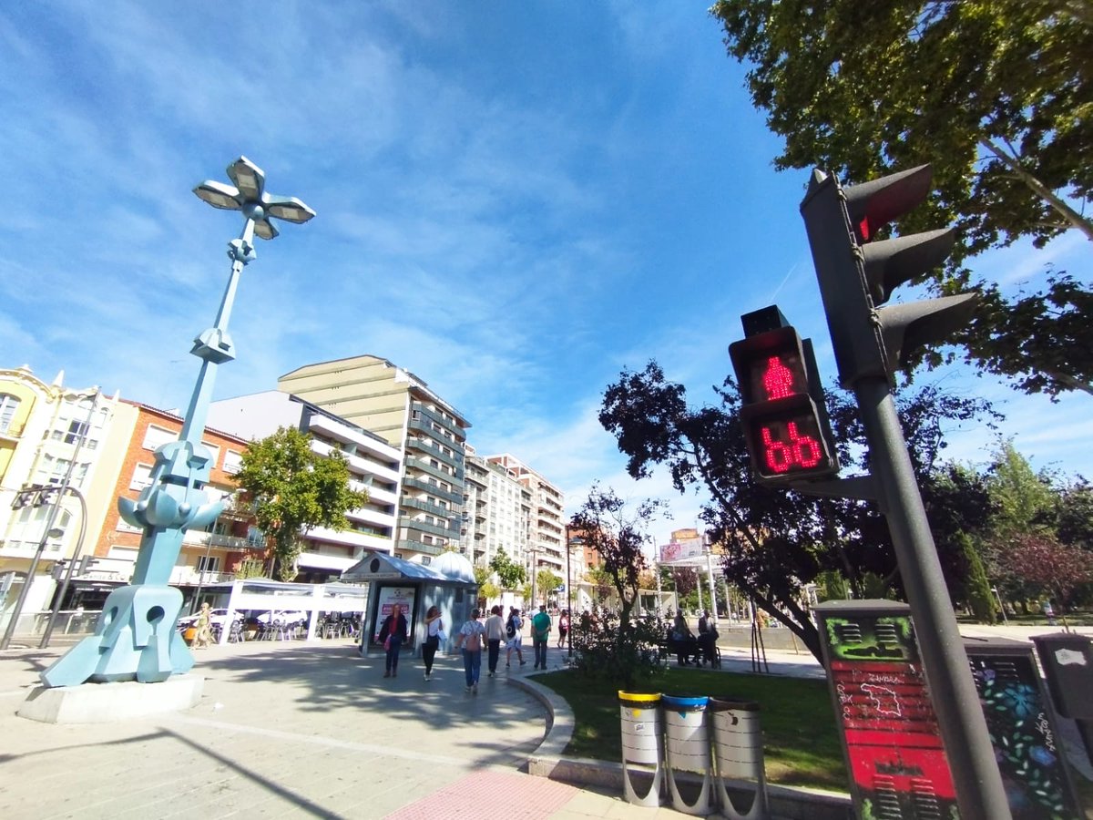 AytoZamora's tweet photo. Instalación de seis semáforos con cuenta regresiva. Se trata de una propuesta proveniente de los Presupuestos Participativos.

Se han instalado en tres pasos de peatones con mayor volumen de viandantes, en La Marina.

Progresivamente se instalarán en otros puntos de la ciudad. https://t.co/V8m32FLu3B