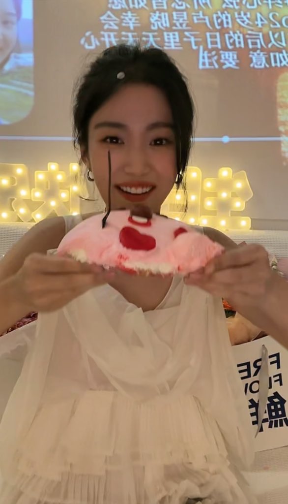 #LuYuxiao birthday cake is Loopy 🐻💕 

and the staff gave her loopy’s face for her to eat 😭😭