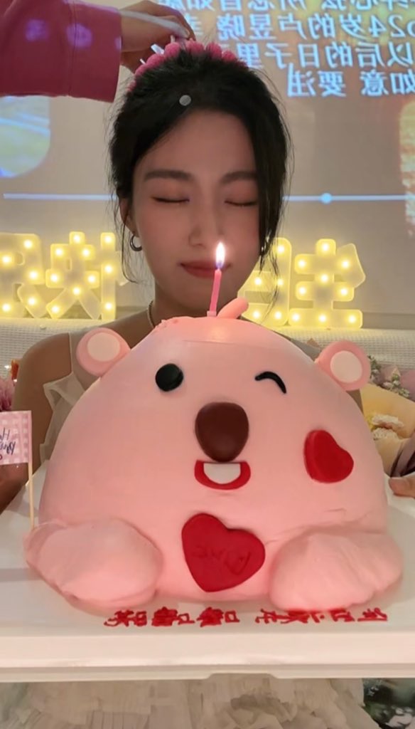 afterrnoont's tweet photo. #LuYuxiao birthday cake is Loopy 🐻💕 

and the staff gave her loopy’s face for her to eat 😭😭 https://t.co/CvNLp2AsRH