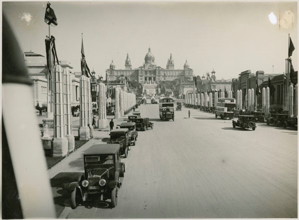 MuseuNac_Cat's tweet photo. Avui #DiaMundialDelTurisme, compartim amb vosaltres aquesta imatge dels òmnibus que duien els primers turistes al Palau Nacional durant l'Exposició Internacional del 1929. https://t.co/zXGvkJXi18