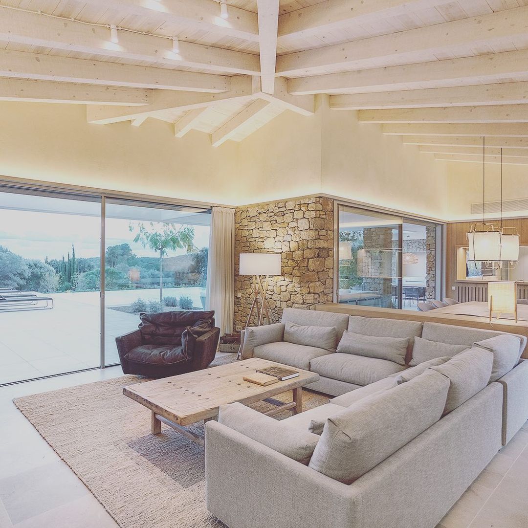 La Fusteria Sais ens ensenya com queden les seves obres d'art 👨‍🎨

Imatge 1: Folrar parets amb fusta de roure extra 🌳

Imatge 2: Sostre original amb acabat natural 🪵

#fusters #fusta #emporda #style #photooftheday #instagram #fustaamida #design