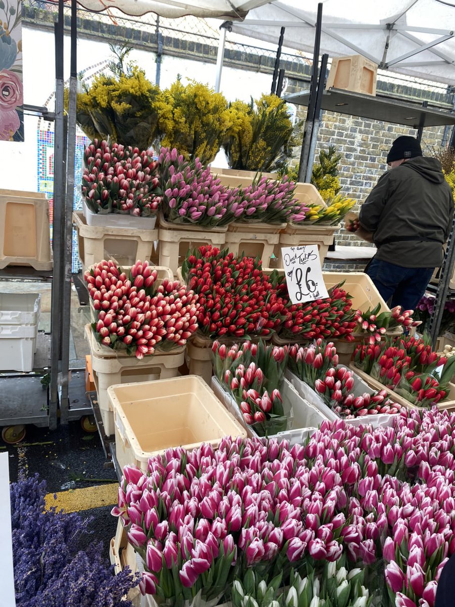 Image_Clan's tweet image. Today, I went to buy flowers with my friend👭My friend bought her some sunflowers that she likes🌻I bought a bouquet of tulips, which represent love🌷(Pink tulips symbolize happiness and confidence)