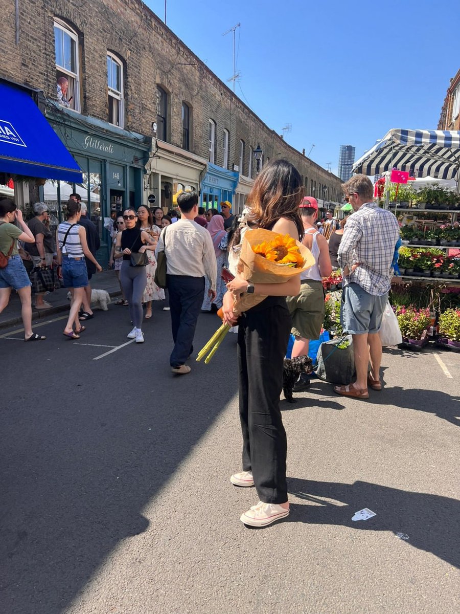 Image_Clan's tweet image. Today, I went to buy flowers with my friend👭My friend bought her some sunflowers that she likes🌻I bought a bouquet of tulips, which represent love🌷(Pink tulips symbolize happiness and confidence)