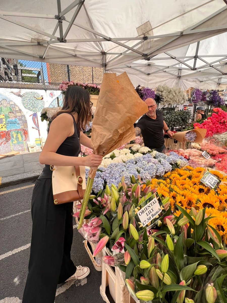 Image_Clan's tweet image. Today, I went to buy flowers with my friend👭My friend bought her some sunflowers that she likes🌻I bought a bouquet of tulips, which represent love🌷(Pink tulips symbolize happiness and confidence)
