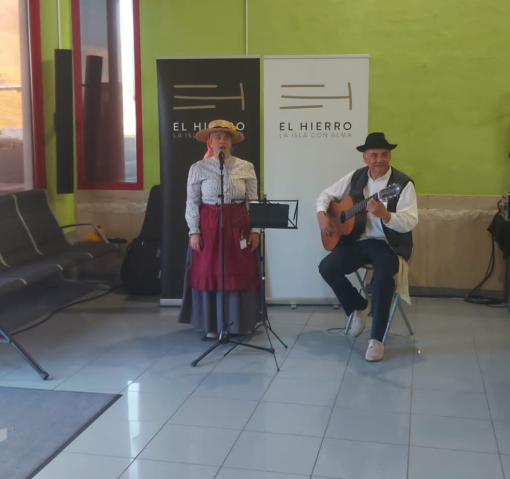 aena's tweet photo. 🛫 Celebración del #DíaMundialdelTurismo en los aeropuertos de #Tenerife Norte-Ciudad de La Laguna y #ElHierro.

👉 El #Aeropuerto de Tenerife Norte-Ciudad de La Laguna, @citnordeste y @CITGuimar han proporcionado información a los pasajeros para fomentar el turismo responsable. 

👉 El Aeropuerto de ElHierro, el Cabildo de El Hierro @PrensaElHierro y @BinterCanarias han dado la bienvenida a los pasajeros del primer vuelo del día con muestras folclore canario.