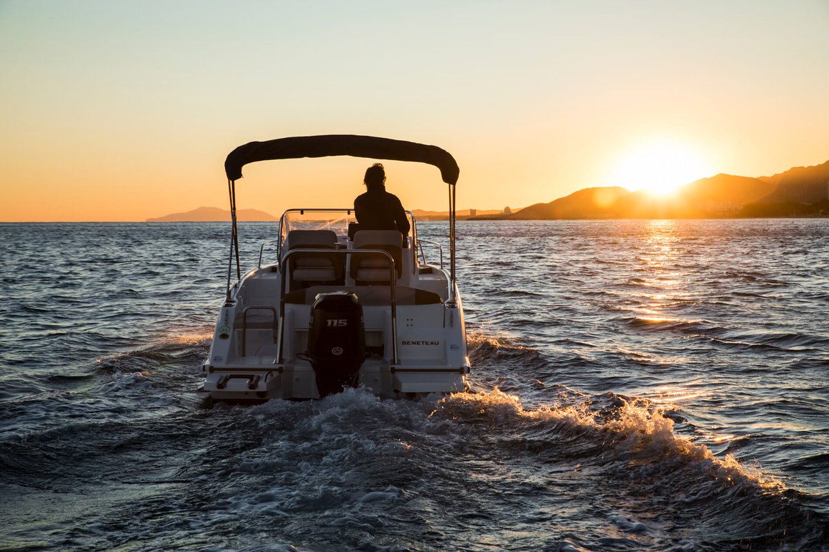 The Beneteau Flyer 6 SUNdeck is the perfect little powerboat for quick get-away trips to sea!  Easily towable with intelligently designed spaces, up to 6 people can enjoy a ride in this outboard-powered boat. 
#beneteau #sportsboat #boat #fun #watersports #boating #boat #forsale