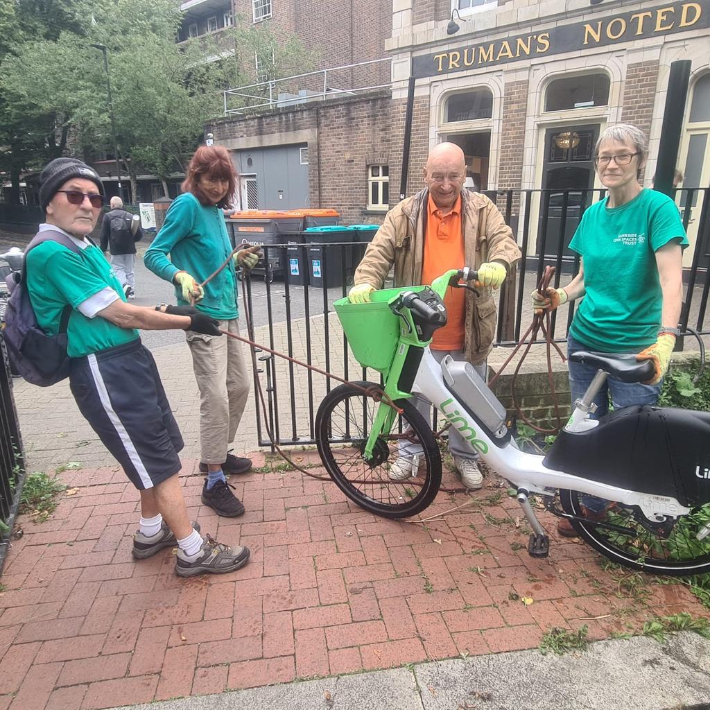 Volunteers to the rescue #dreamteam Lime free at #WaterlooGreen