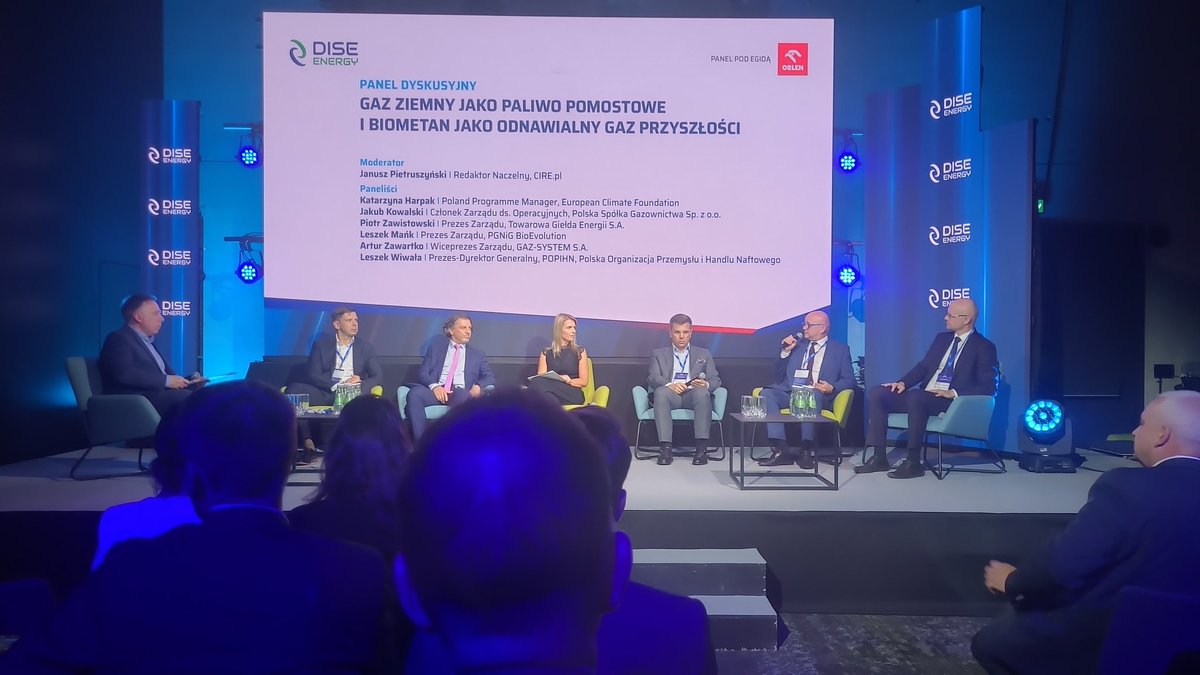 Rozpoczynang dyskusje pt. "Gaz ziemny jako paliwo pomostowe i biometan jako odnawialny gaz przyszlosci".
