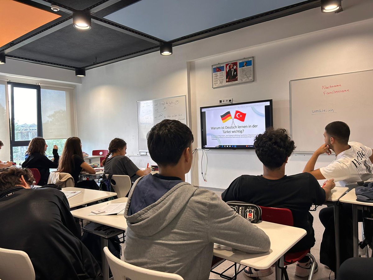 KurumGozde's tweet photo. 🌏 🪅Happy European Day of Languages! We had a lovely time celebrating it with @BkOmerli Anatolian High School Students 🎉🎉 @mturanoznacar @dincercitak @kader_ulass @EdaYagmurAydin1 #bkeuropeandayoflanguages #EuropeanDayofLanguages https://t.co/OwAHHCPxcs