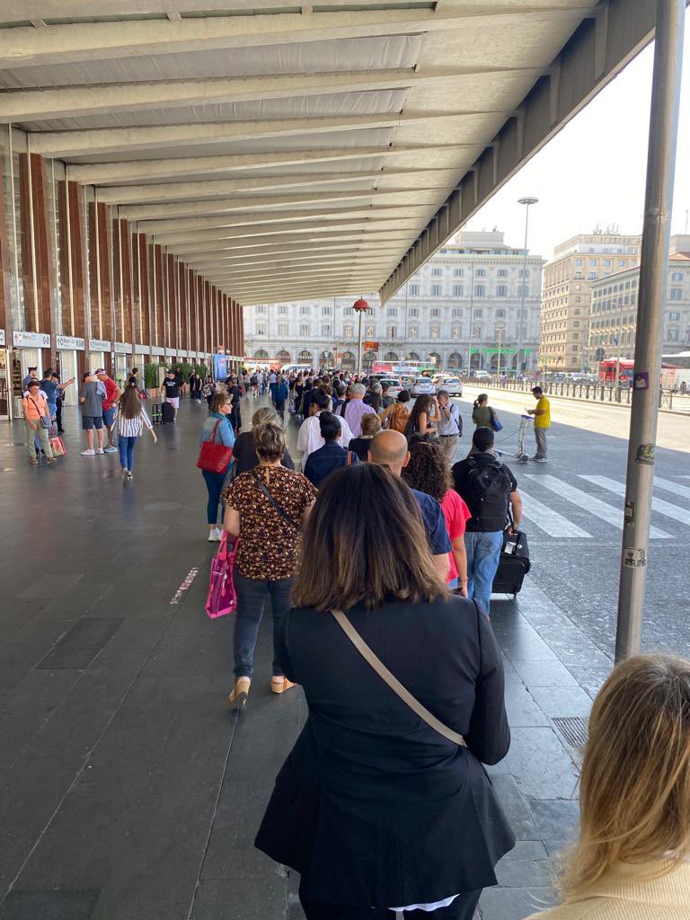 Poi dici che non bisogna aumentare le licenze… Finora dal Governo nessun provvedimento per rendere il nostro Paese più moderno ed efficiente: solo tutele di lobbies anacronistiche!
#Roma