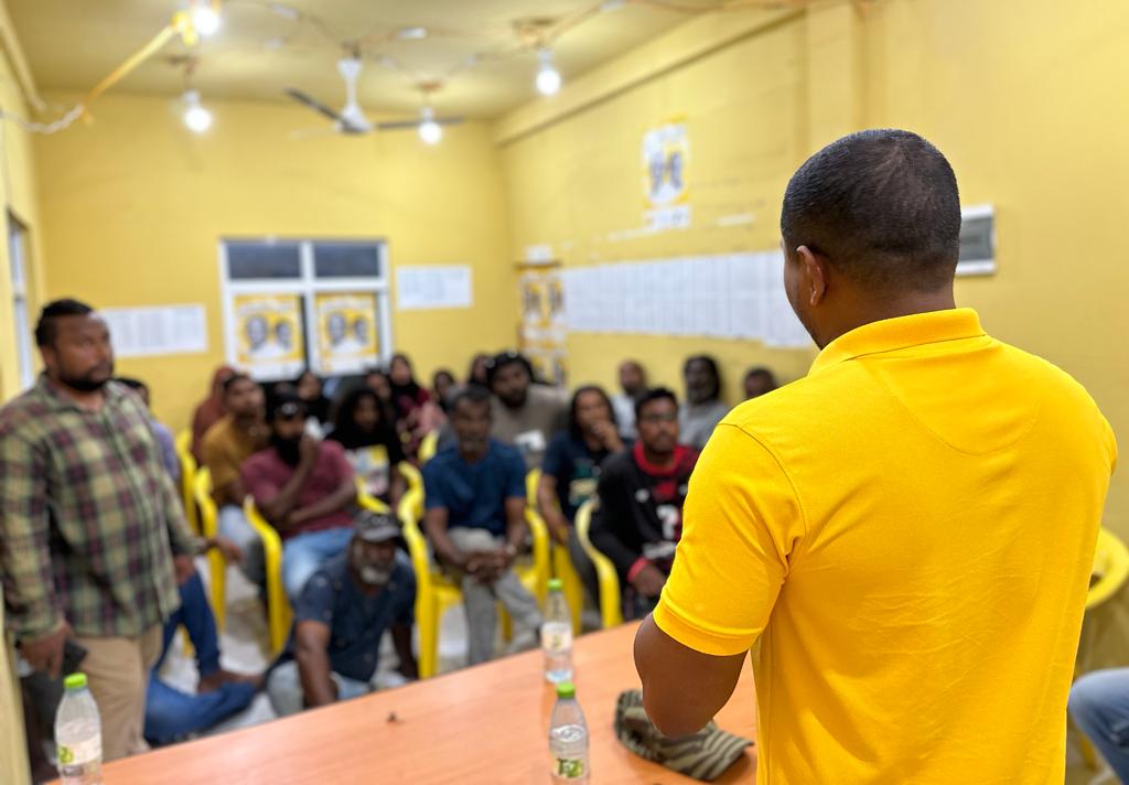 Sabintey's tweet photo. 📍ލ މާމެންދޫ

މިނިސްޓަރ @AhmedMahloof އާއި ތ،ލ ކޯޑިނޭޓަރ @myfoona މާމެންދޫ ކެމްޕޭން ޓީމާއި ބައްދަލުކުރުން.

#IbuOk
#IbuAslam2023
#UfaaverAmaanRaajje https://t.co/mSFnn5jTHH