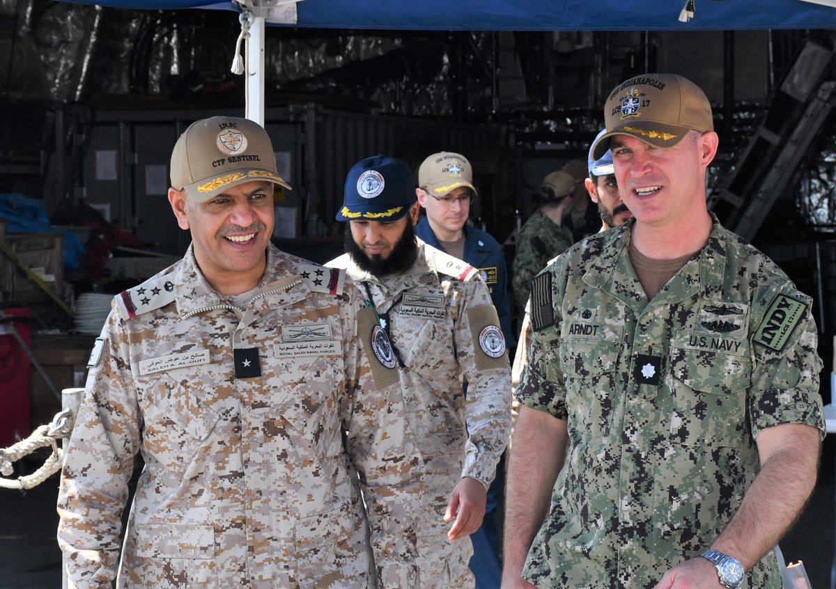 US5thFleet's tweet photo. 🇸🇦Royal Saudi Navy Commodore Saleh Aloufi, commander of Task Force (TF) Sentinel, visited the littoral combat ship 🇺🇸 USS Indianapolis (LCS 17) to recognize Sailors ⚓️ and efforts in the #C5F area of operations. #partnership

Read more ⬇️
https://t.co/Jp7URqkZZH https://t.co/X1e95Av56k