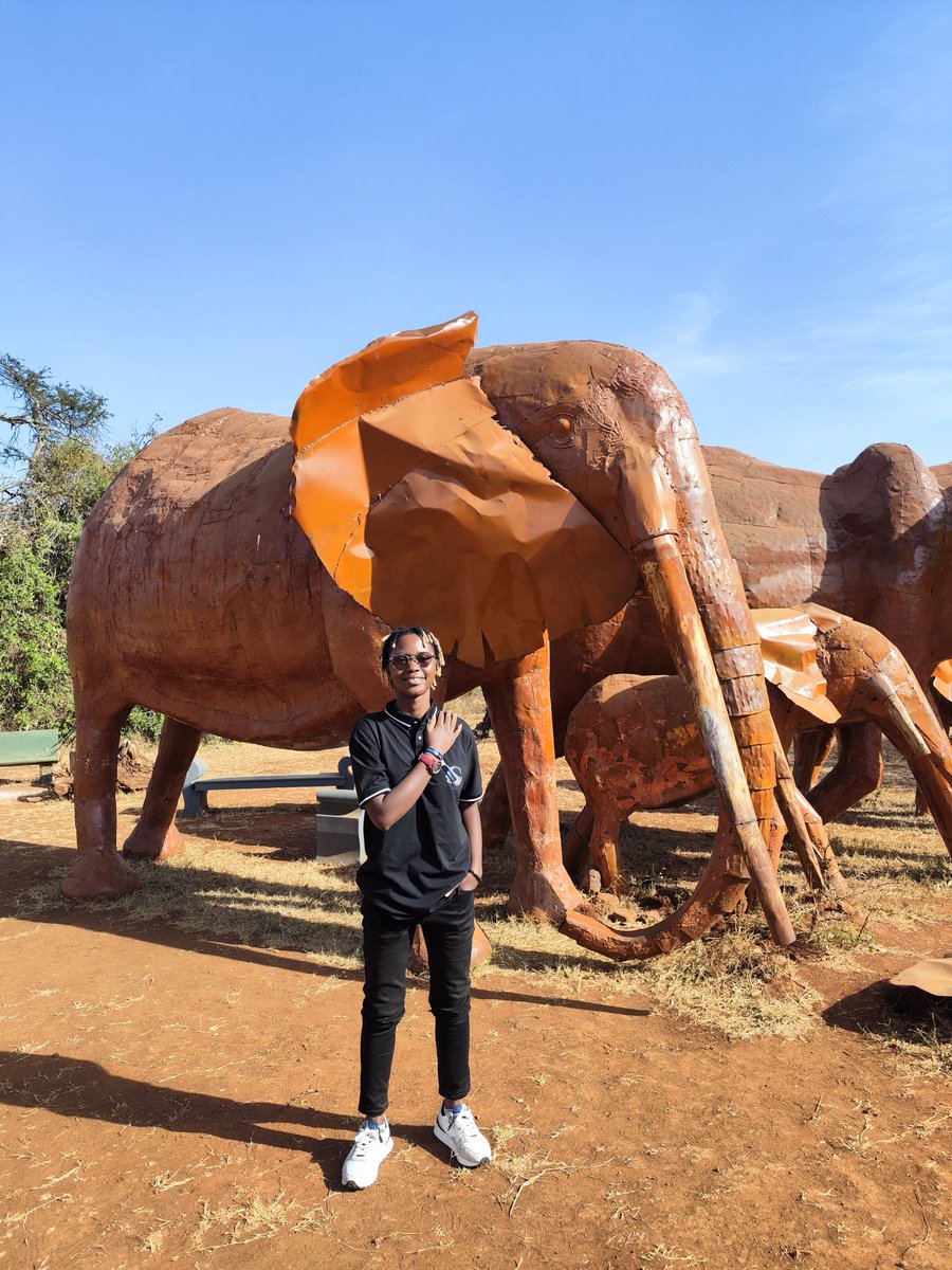 Photos of me in two countries! 🙏

Singapore 🇸🇬                       Kenya 🇰🇪