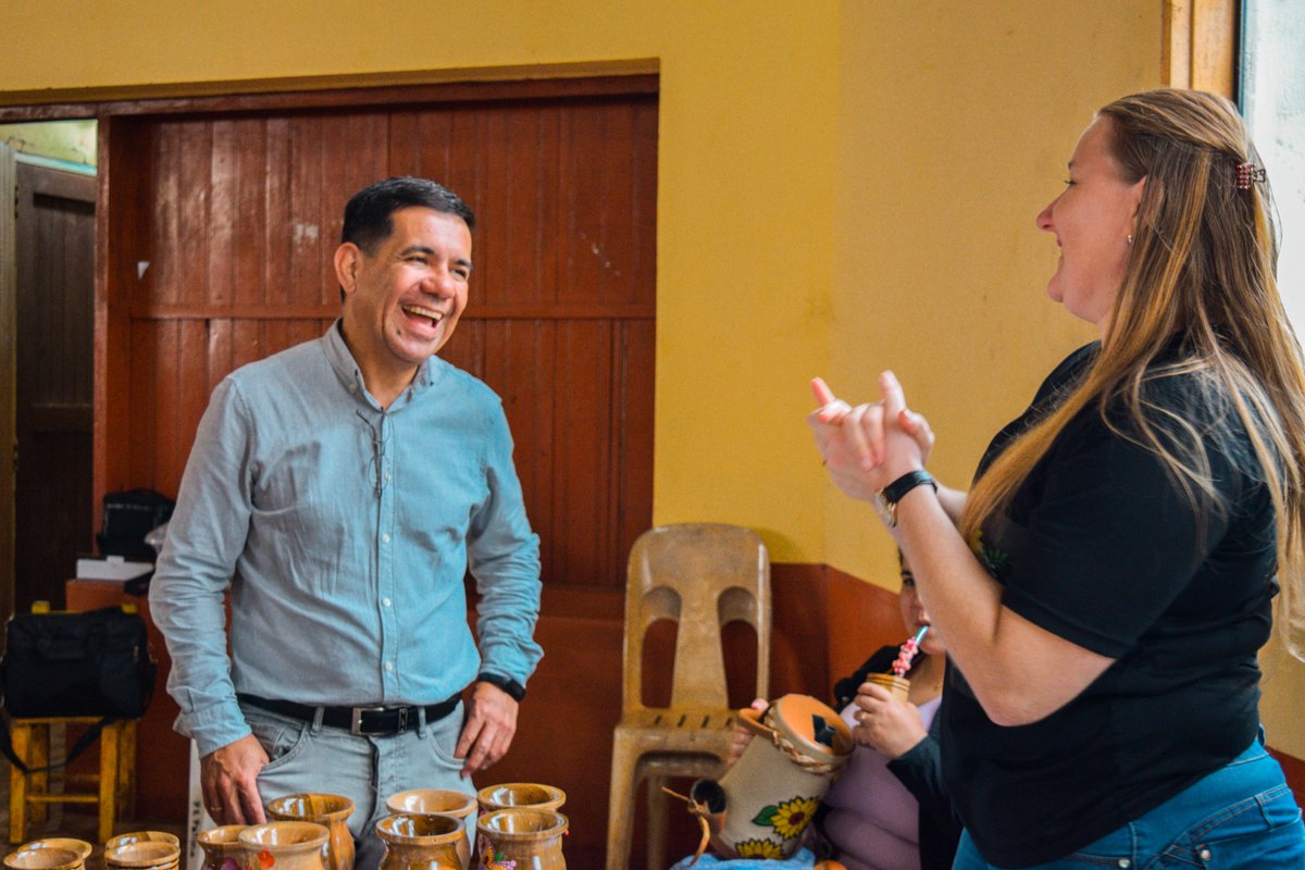 fundaparaguaya's tweet photo. ¡Empoderadas y listas para emprender! 💡🤩

✅#RompiendoEsquemas llegó a Villarrica, Encarnación, Natalio, San Juan Nepomuceno y Coronel Oviedo con capacitaciones en técnicas de ventas, educación financiera y manualidades de decoración de bombillas. https://t.co/aQlk8ZDHqd