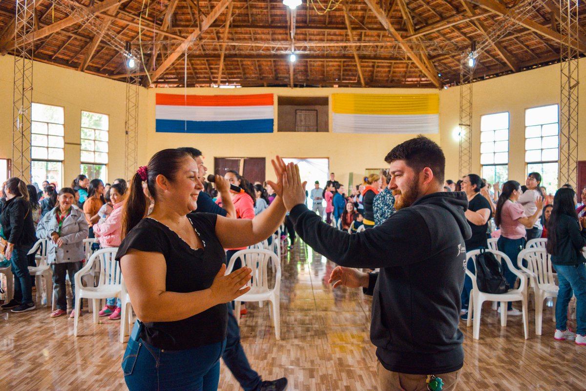 fundaparaguaya's tweet photo. ¡Empoderadas y listas para emprender! 💡🤩

✅#RompiendoEsquemas llegó a Villarrica, Encarnación, Natalio, San Juan Nepomuceno y Coronel Oviedo con capacitaciones en técnicas de ventas, educación financiera y manualidades de decoración de bombillas. https://t.co/aQlk8ZDHqd