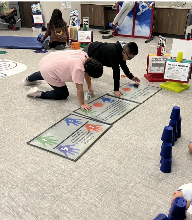 der516's tweet image. 4th grade enjoying stations in the ABL lab @BrosnahanES