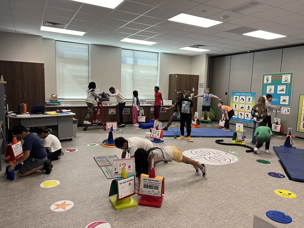 der516's tweet image. 4th grade enjoying stations in the ABL lab @BrosnahanES