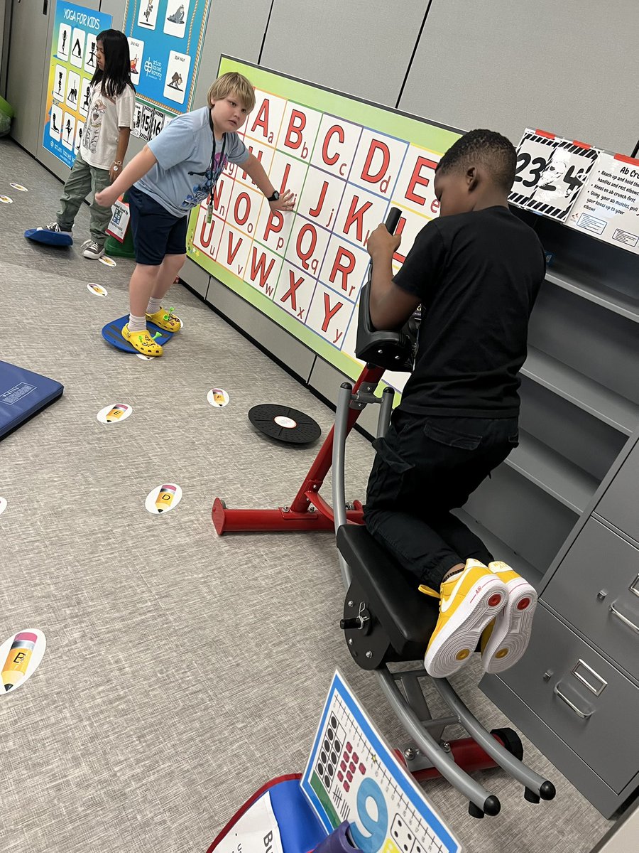 der516's tweet image. 4th grade enjoying stations in the ABL lab @BrosnahanES