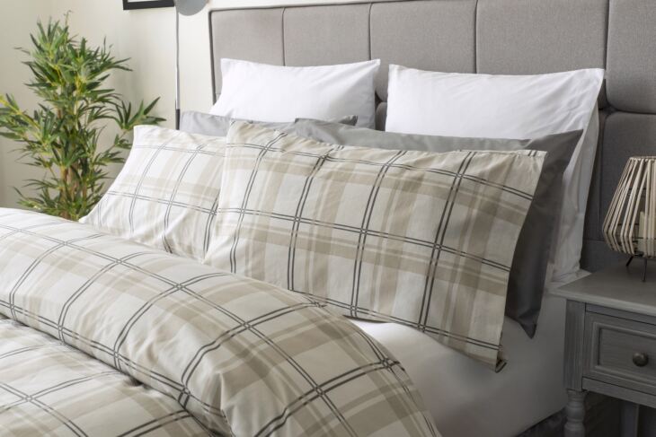 LandmarkLinen's tweet image. Belledorm Check Duvet Sets in Beige/Grey.

A simple and timeless design in neutral shades of beige and soft grey that would suit all decors.

#bed #bedroom #beddingcollection #bedroomdesign #bedroominspo #bedroomdecor #home #homesweethome #keepwarm #interiordesigner #instagram