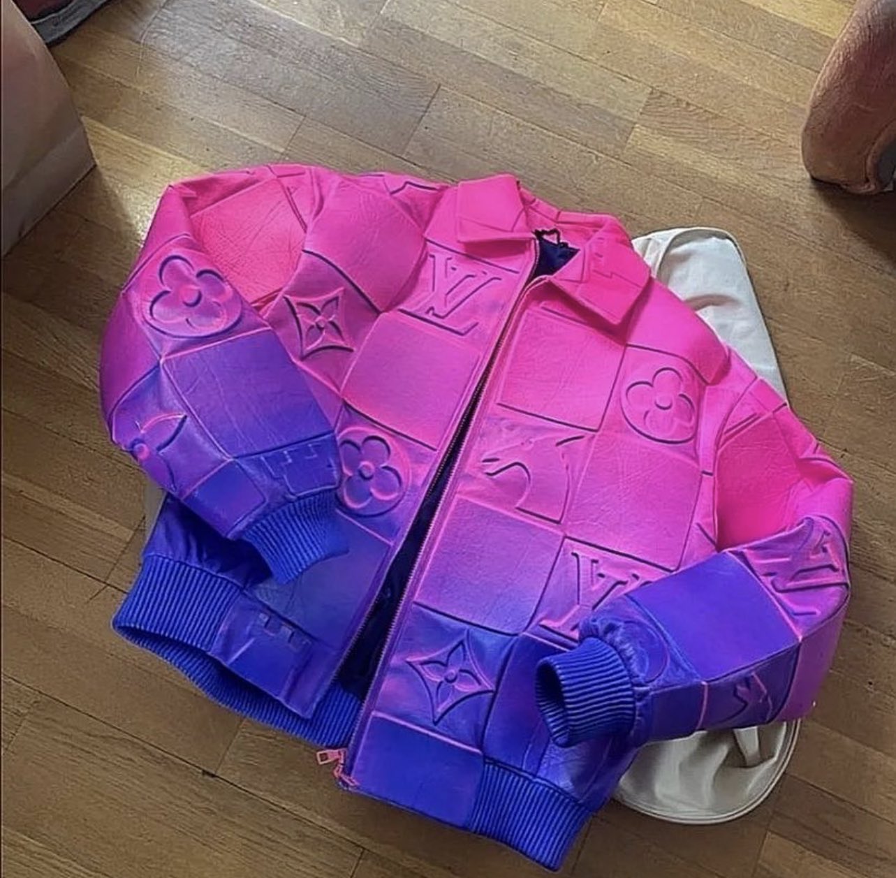 1/1 Louis Vuitton jacket gifted to Clint (@clint419) by Virgil Abloh 💞  What do you think of this jacket? Let us know in the…