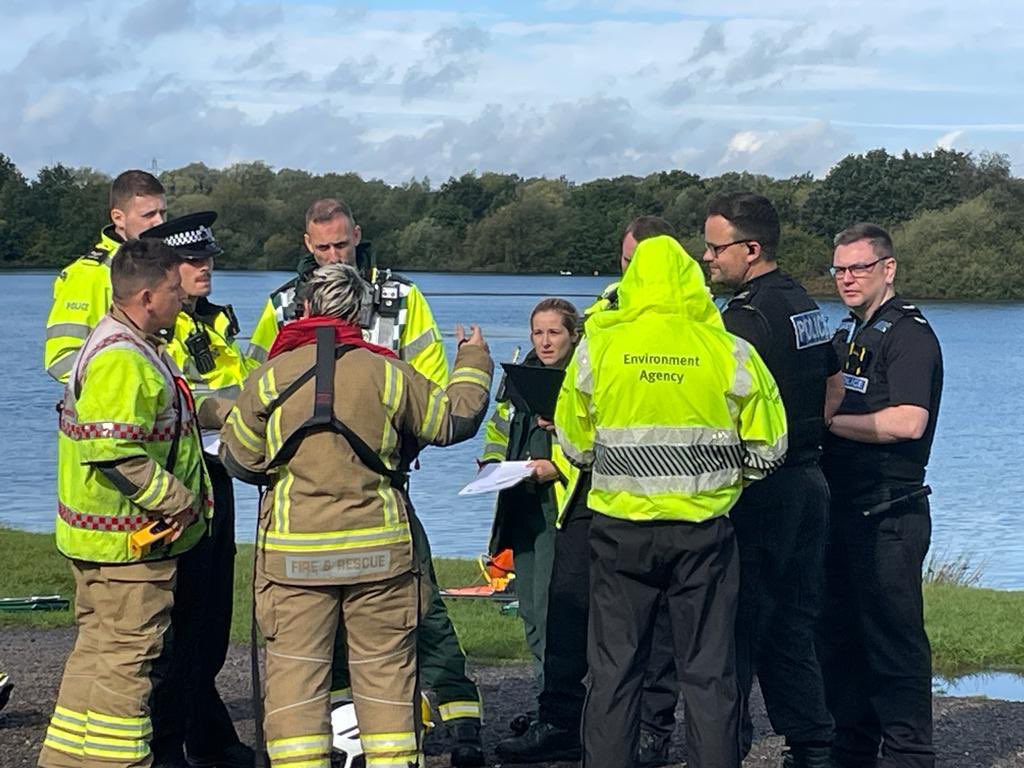 HelenJames93's tweet photo. @EnvAgencyMids We’re training with our #Warwickshire partners this week as part of #FloodEx, a multi-agency flood exercise, with teams both in our incident rooms &amp; out on site at #Kingsbury water park. #TeamEA https://t.co/OBimhBgQr3