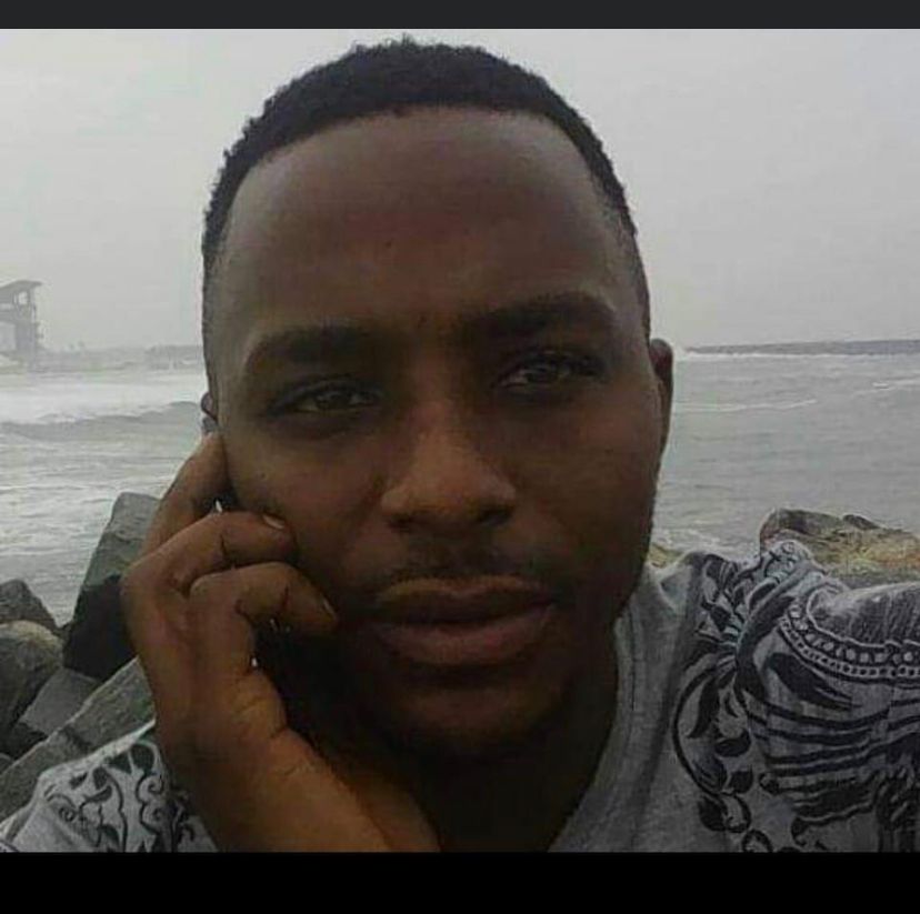 iamTrillaman's tweet photo. His name is Fwinbe Thomas he was mistaken for a thief who stole the same car he used to make delivery at work,He was stone to death around Domkat Bali road Jos, they later found out he wasn’t the one

He is a colleague of mine

I am so tired of this country 😡😡😡
#Justice4Fwinbe https://t.co/l8orGZXhZH