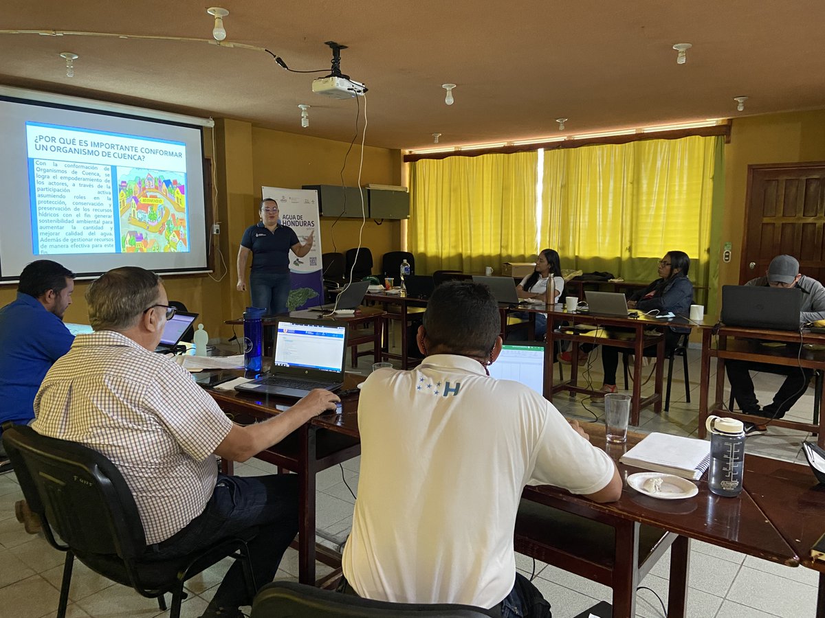 BiovIntCIAT_esp's tweet photo. Descubre cómo #AguadeHonduras está facilitando el ordenamiento territorial y la gestión del recurso hídrico de la región, reafirmando el compromiso de los diferentes socios estratégicos con la gobernanza hídrica desde las comunidades💧
https://t.co/M3dJ2XUeMY 
#DRGH #DNCC #COSUDE https://t.co/Ub9P0w1vbK