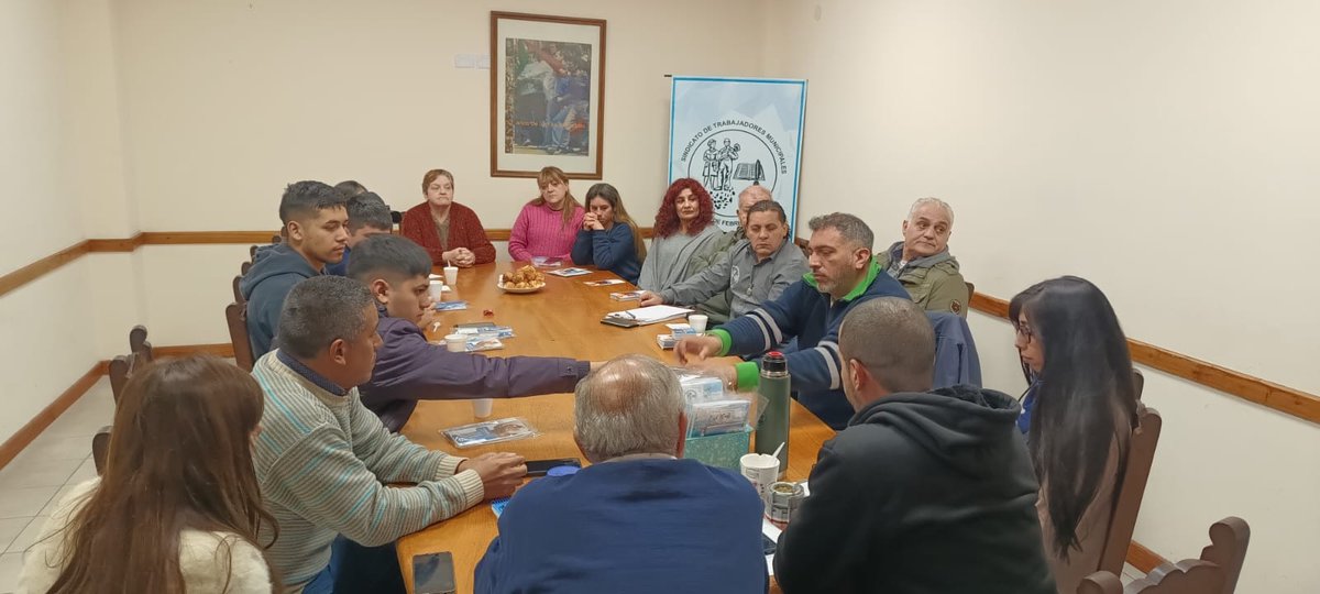 STM3F's tweet photo. Nuestro Sec Gral se encuentra manteniendo reuniones con nuevos afiliados al sindicato. 
#FamiliaMunicipal 
#ArielColliaSecGral
#STM3F #SindicatoPresente https://t.co/6jZ1wuiF8K