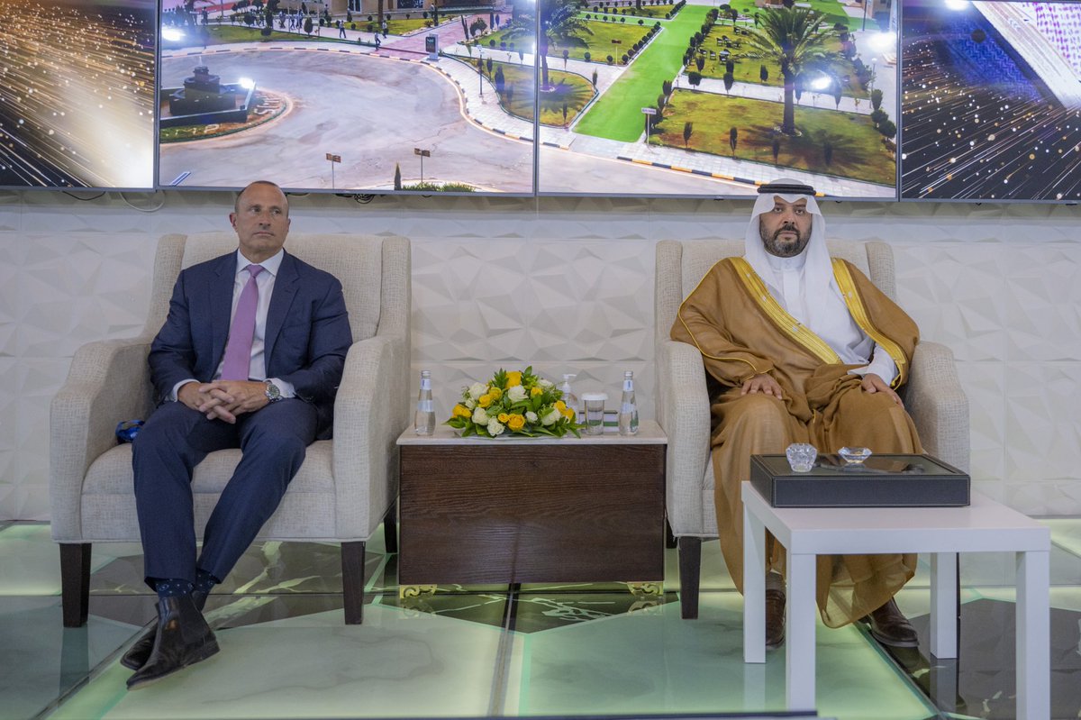 NorthborderSA's tweet photo. سمو #أمير_الحدود_الشمالية يدشن البرنامج الأول لتدريب المرأة السعودية للعمل في #قطاع_التعدين . 

https://t.co/vHheTlG0FI https://t.co/V4nRuSehGc