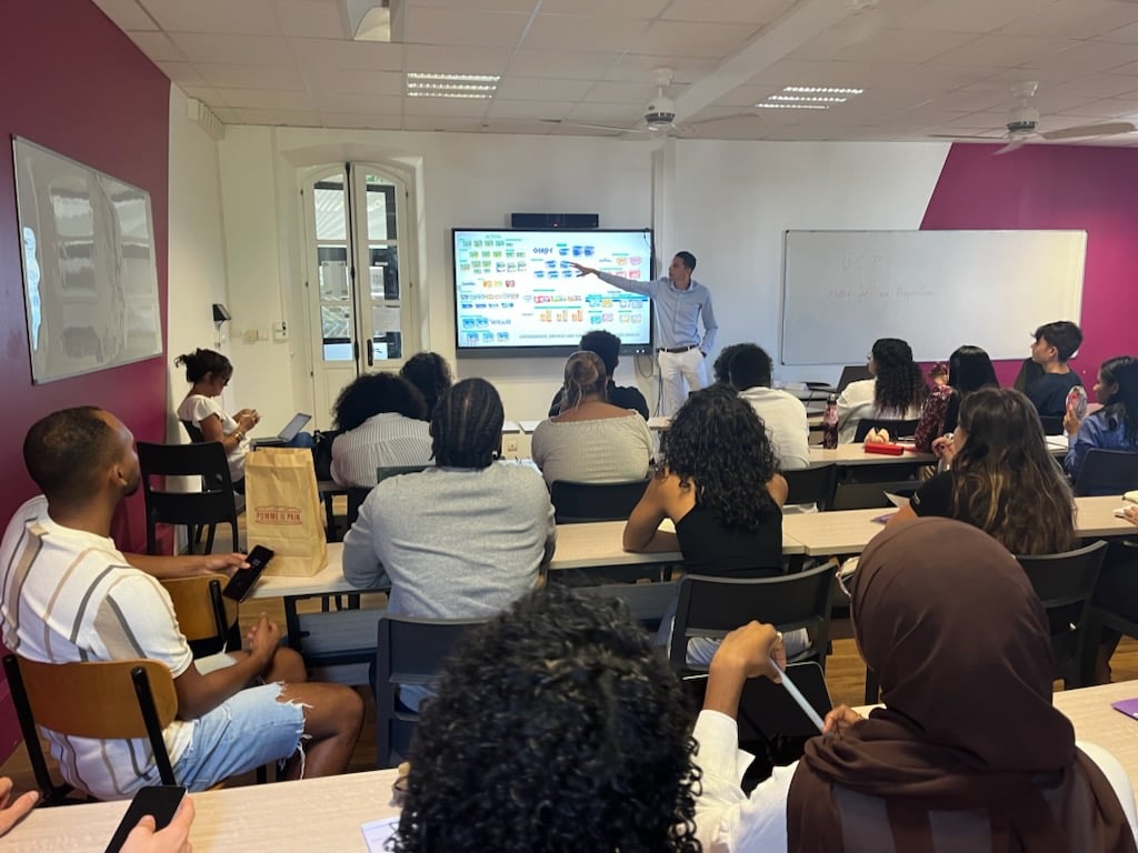 Journée des métiers du marketing : 6 professionnels sont venus hier présenter leur métier aux étudiants de Master et de Licence . L'objectif est de faire découvrir aux étudiants la réalité des différents métiers afin de les aider à se projeter
#IAE #IAEReunion #UnivReunion