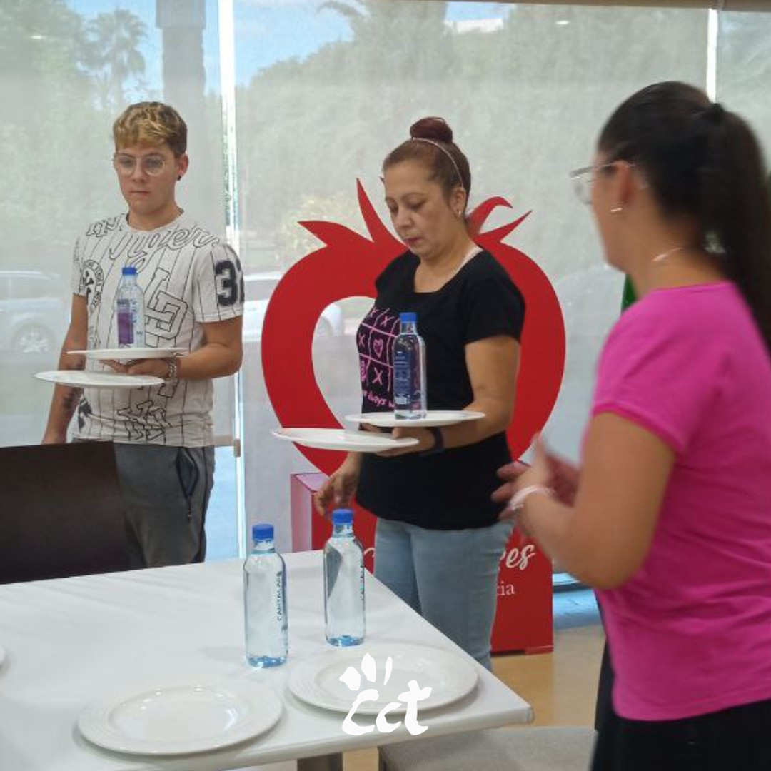 cctmurcia's tweet photo. 🍽️🍹¡Nuestros alumnos del curso "Operaciones Básicas de Restaurante y Bar" comienzan su camino hacia convertirse en profesionales de la #hostelería!  

 👨‍🍳👩‍🍳 Se encuentran en buenas manos con los profesores Ángela Marulanda, María Martínez, Antonio Chacón y Adrián Flores. https://t.co/7Io6Yhfe2z