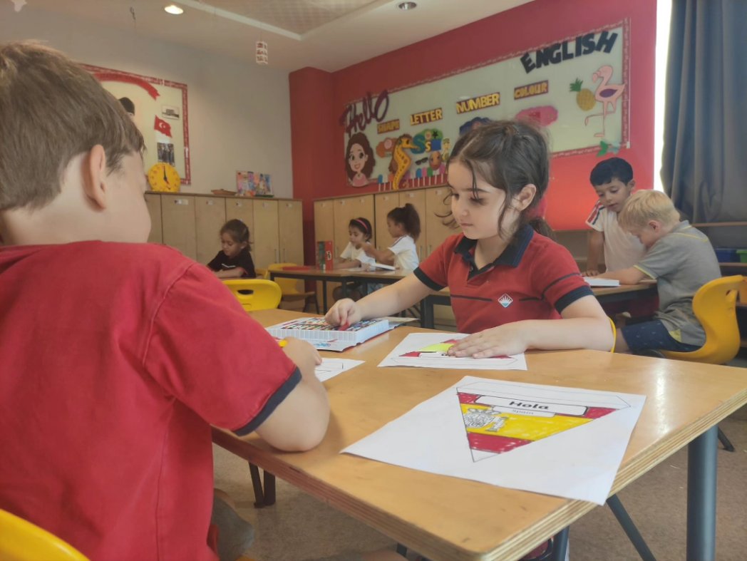 Today we celebrated European Day of Languages by learning how to say 'hello' in different languages and coloring flags of different countries. 🇹🇷🇬🇧🇩🇪 Bugün Avrupa Dil Günü'nü farklı dillerde nasıl 'merhaba' dendiğini öğrenerek ve farklı ülkelerin bayraklarını boyayarak kutladık.