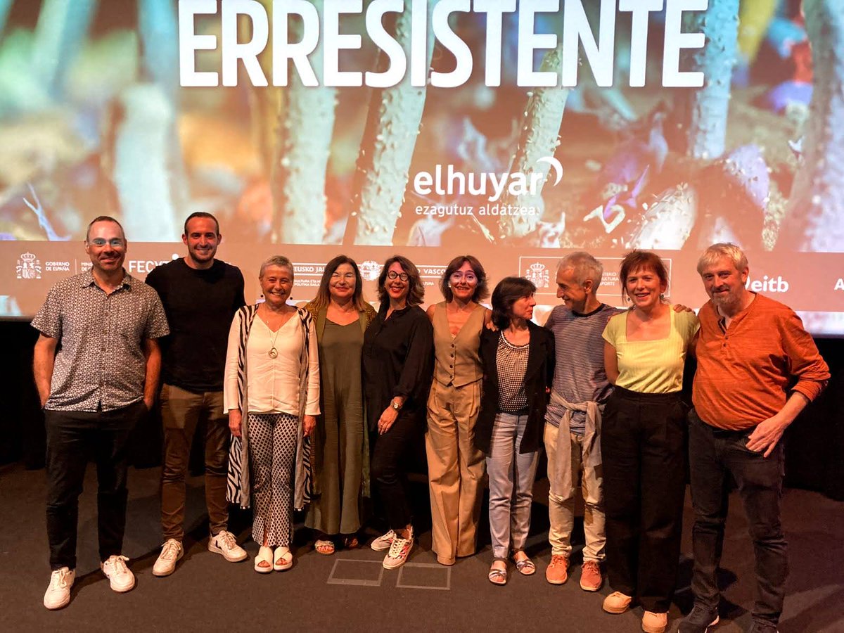 Elhuyar's tweet photo. Atzo #Donostia-ko @aquariumss-ean 📽️#Erresistente-ren pase pribatua egin genuen. 

Dokumentalean parte hartu dutenak gonbidatu genituen bertara lanaren emaitza ikusten lehenak izan zitezen. 

▶️Laster telebistan! 📺

@Gob_eus @FECYT_Ciencia @euskaltelebista @Apika56268774 https://t.co/QWM2tGerHW