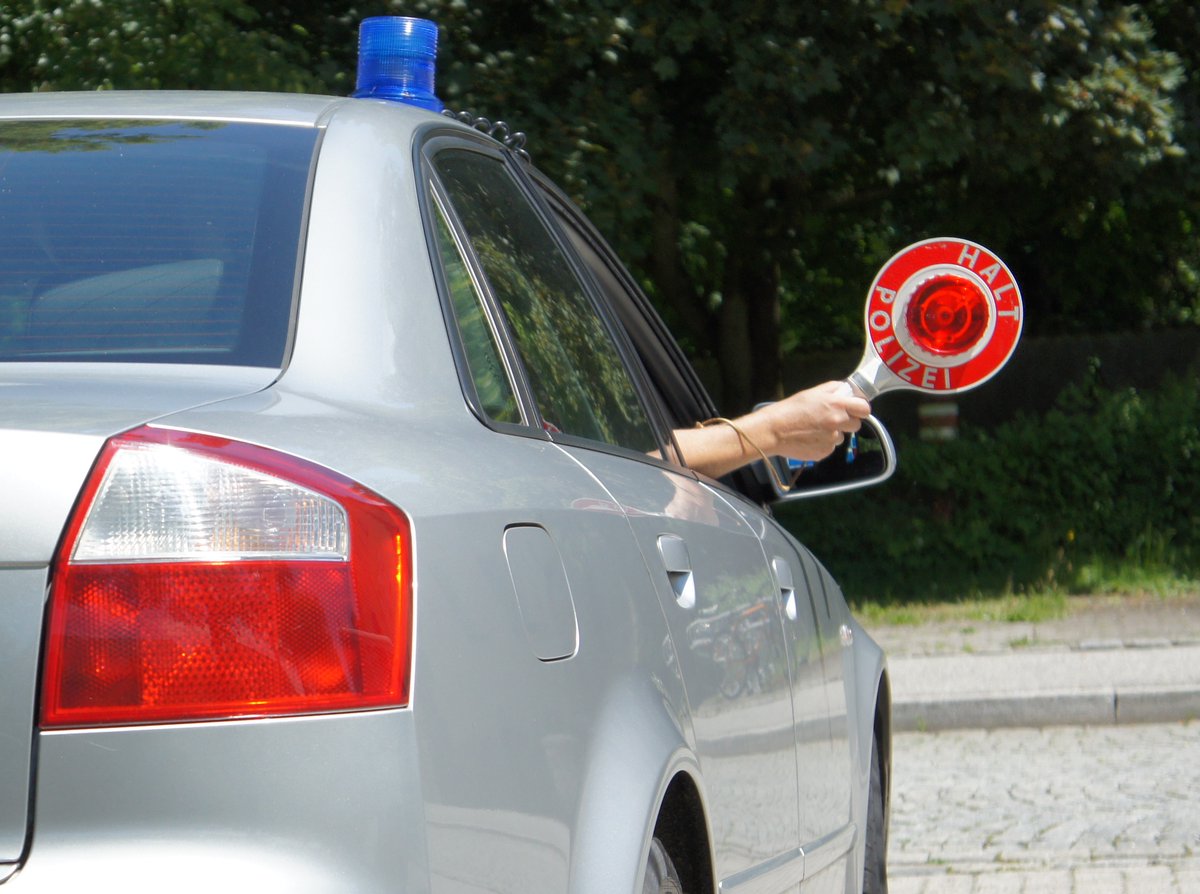 bpol_by's tweet photo. Die #Bundespolizei #Rosenheim ermittelt gegen einen Deutschen, einen Libanesen und einen Türken wegen Einschleusens von Ausländern. Die Pkw-Fahrer waren an der A8 bei #Holzkirchen, #Weyarn bzw. #Irschenberg festgenommen worden. Sie beförderten syrische & türkische Migranten. *RO https://t.co/vJ4ktHt5AS