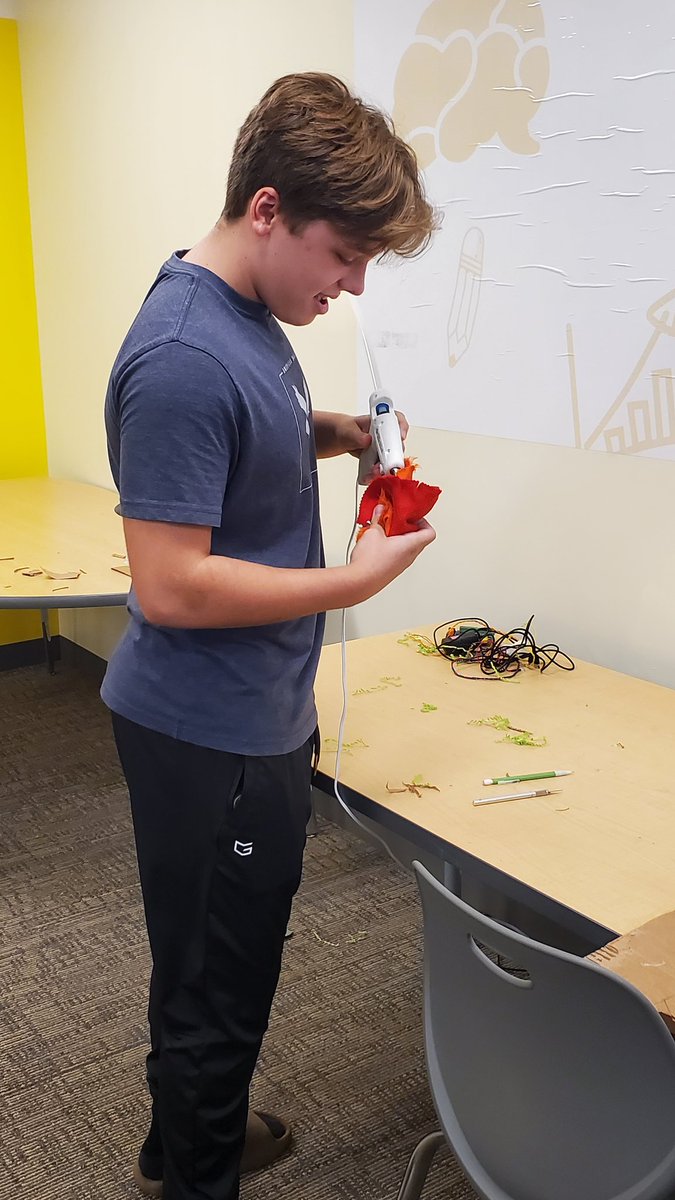 G_Ligouri's tweet photo. Creating "Animal Farm" dioramas to symbolize the Russian Revolution using @birdbraintech !! #History #Literature #Tech #MontourProud #IntegratedStudies #PBL @hilltopspartan @MrsKCrawshaw https://t.co/kg1VKBZbhb