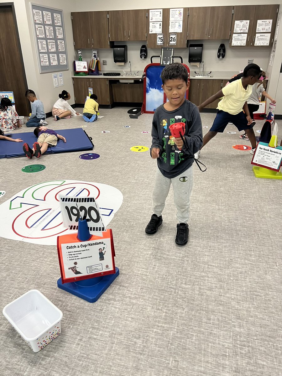 der516's tweet image. First grade got SO excited when they caught the ball in the cup @BrosnahanES