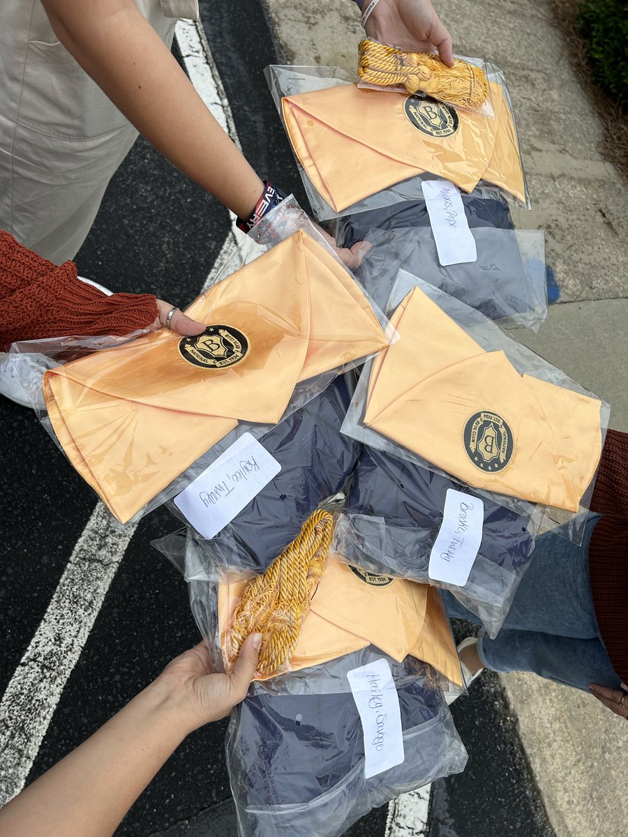 apope_11's tweet photo. Caps and Gowns are in!!! Class of 2024!!🎓 https://t.co/bzM4t5Rn9y