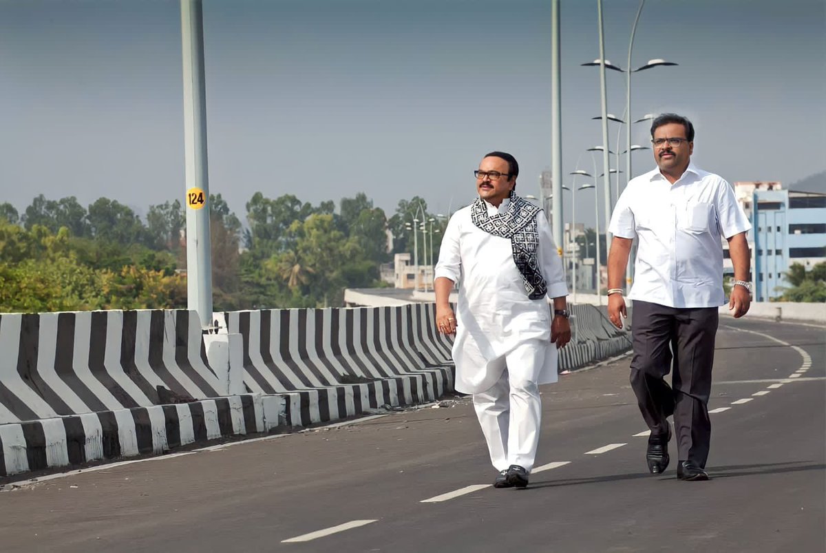 ChhaganCBhujbal's tweet photo. राष्ट्रवादी काँग्रेस पक्षाच्या स्थापनेपासूनच पक्षाच्या जडणघडणीत मोलाची भूमिका बजावत आलेले राष्ट्रवादी काँग्रेसचे तरुण,तडफदार नेतृत्व माजी खासदार समीर भुजबळ यांची राष्ट्रवादी काँग्रेस पार्टीच्या मुंबई अध्यक्षपदी निवड झाली, त्याबद्दल त्यांचे मी मनापासून अभिनंदन करतो.

राष्ट्रवादी काँग्रेस पक्षाच्या स्थापनेच्या हालचाली सुरू होत्या, तेव्हा आमच्या मुंबईतील निवासस्थानी  समीर आणि पंकज यांच्यासोबत अनेक तरुण पक्षाचे चिन्ह, नोंदणी,पक्षाची रूपरेषा ठरविणे सभा, बैठका अशा विविध गोष्टींसाठी अथकपणे काम करत होते. नवनव्या कल्पना सुचविण्याचे काम करत होते. राष्ट्रवादी पक्षाची पहिली-वहिली जाहीर बैठक त्यावेळी षण्मुखानंद सभागृहात पार पडली. या बैठकीच्या नियोजनाची सर्व तयारी देखील समीर यांनीच एकहाती अतिशय उत्तम पद्धतीने पार पाडली होती. शिवाजी पार्कवर झालेल्या पक्षाच्या पहिल्या सभेच्या नियोजनाची जबाबदारी देखील समीर यांनी लिलया पार पाडली!

अशा प्रकारे स्थापनेपासूनच पक्षाच्या जडणघडणीत योगदान देणारे समीर आजही सातत्याने पक्ष वाढविण्यासाठी अविरतपणे योगदान देत आहेत. संघटनात्मक कार्यातील किंवा अन्य कोणतीही जबाबदारी चोखपणे पार पाडण्याची त्यांची हातोटी पाहता त्यांच्या नेतृत्वात मुंबईत आपला राष्ट्रवादी काँग्रेस पक्ष निश्चितच आणखी मोठी भरारी घेईल.

त्यांना पुढील वाटचालीसाठी खूप खूप शुभेच्छा!
@Sameer_Bhujbal 

#mumbai #NCP #Maharashtra