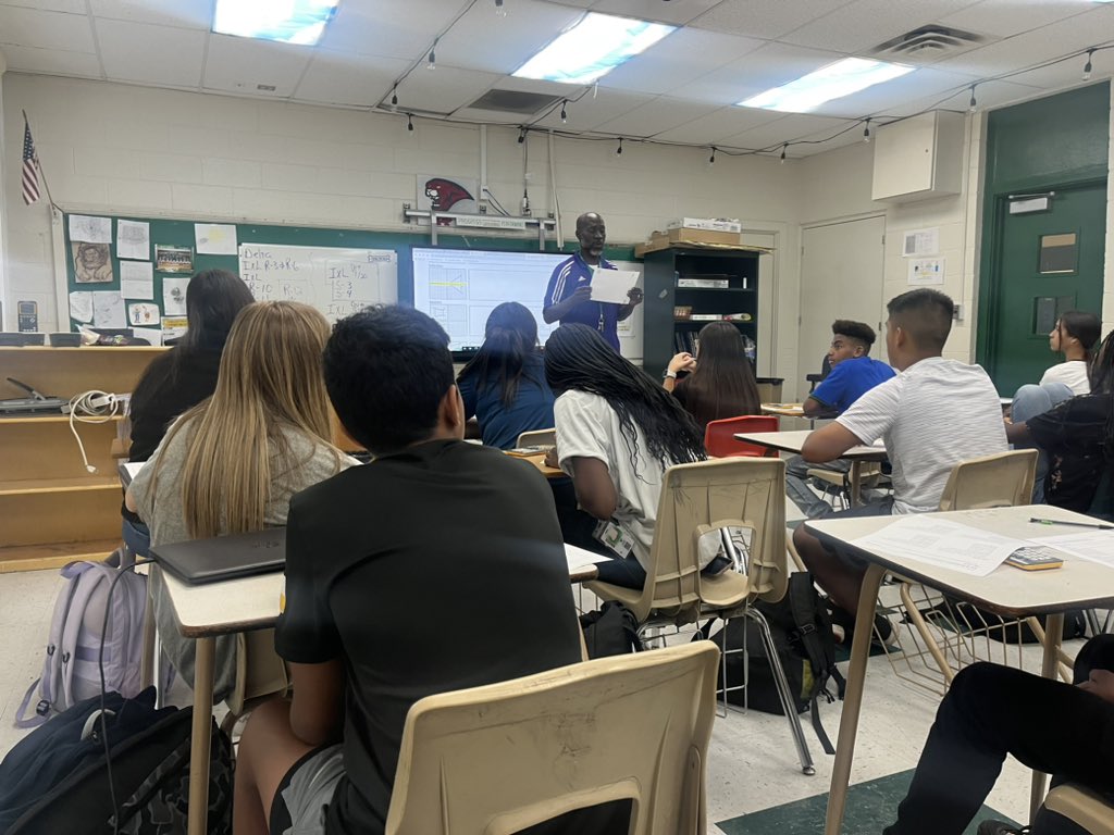 sdtorres's tweet photo. San Jacinto teacher, Mr. Jackson, explains and models in his math class.  Visuals and real world examples are vital to student understanding. https://t.co/N5FlIUQtuL