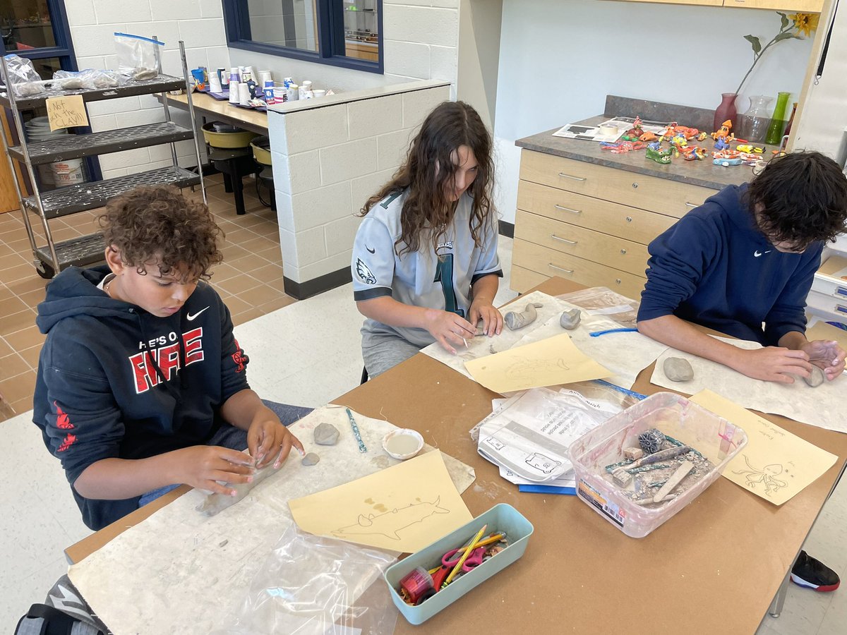 MrskrauseArt's tweet photo. 7th graders are finishing up their ceramic fish project this week! Hoping to Glaze next week π @BethlehemAreaSD @BASDRelatedArts #basdart #middleschoolart #clayfish https://t.co/Uu9euwuN1v